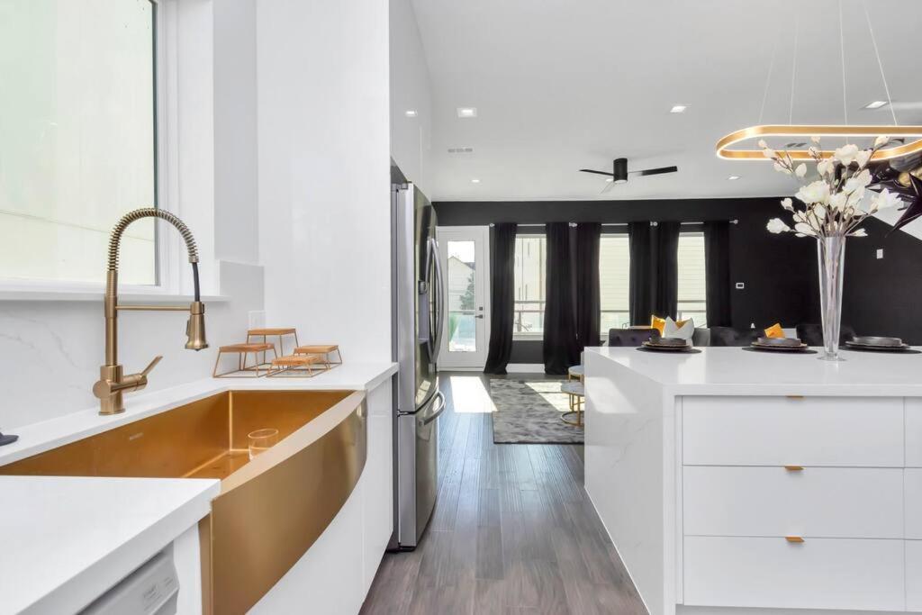 The Suite Spot! Downtown Skyline Views! Sleeps 12 Houston Buitenkant foto