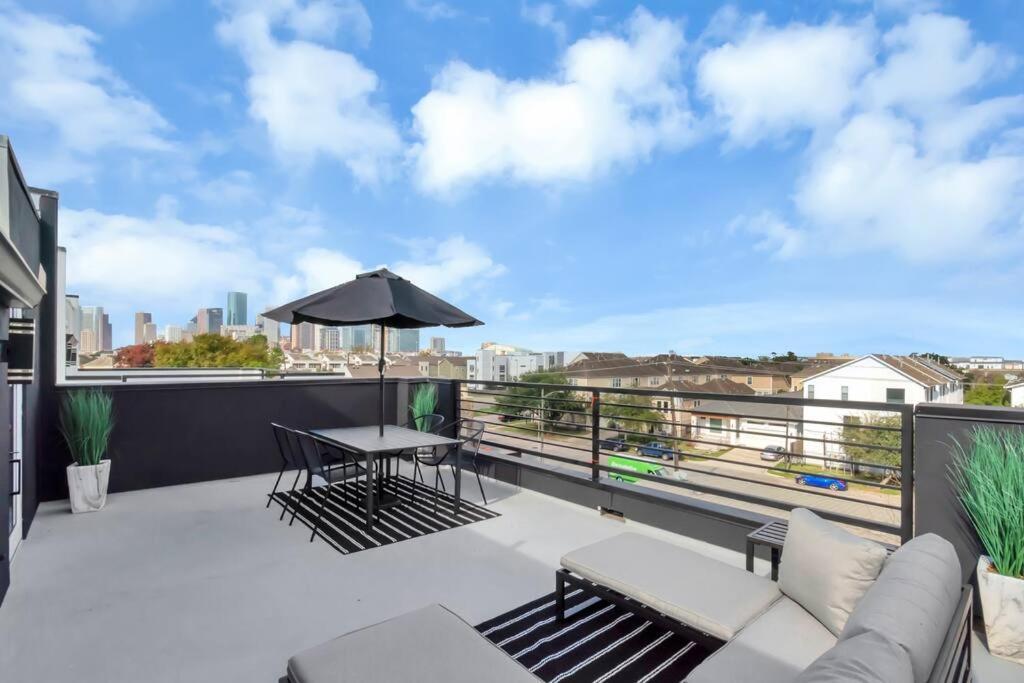 The Suite Spot! Downtown Skyline Views! Sleeps 12 Houston Buitenkant foto