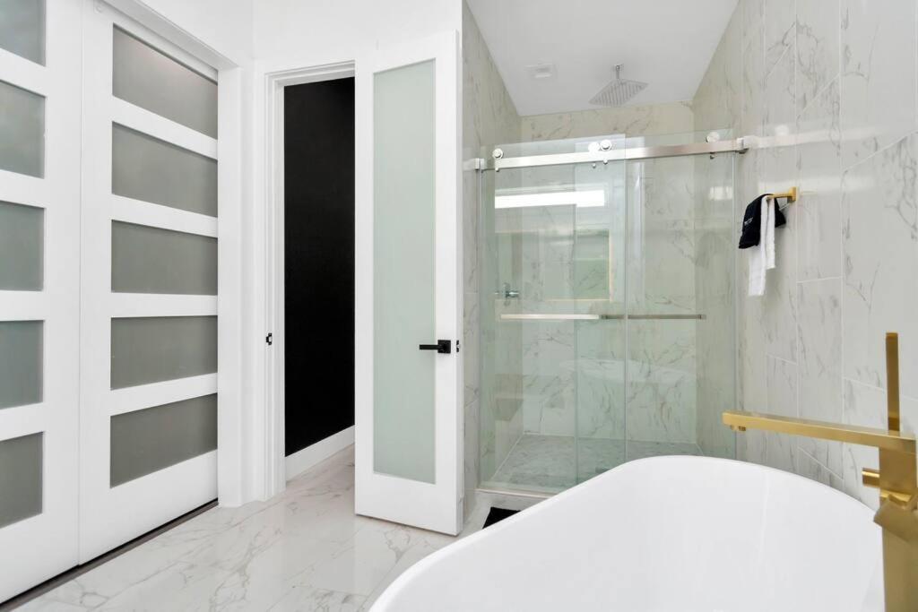 The Suite Spot! Downtown Skyline Views! Sleeps 12 Houston Buitenkant foto