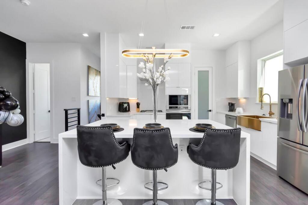 The Suite Spot! Downtown Skyline Views! Sleeps 12 Houston Buitenkant foto