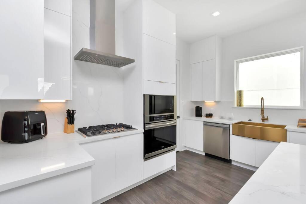 The Suite Spot! Downtown Skyline Views! Sleeps 12 Houston Buitenkant foto
