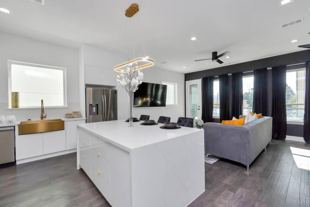 The Suite Spot! Downtown Skyline Views! Sleeps 12 Houston Buitenkant foto