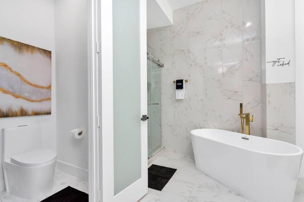 The Suite Spot! Downtown Skyline Views! Sleeps 12 Houston Buitenkant foto