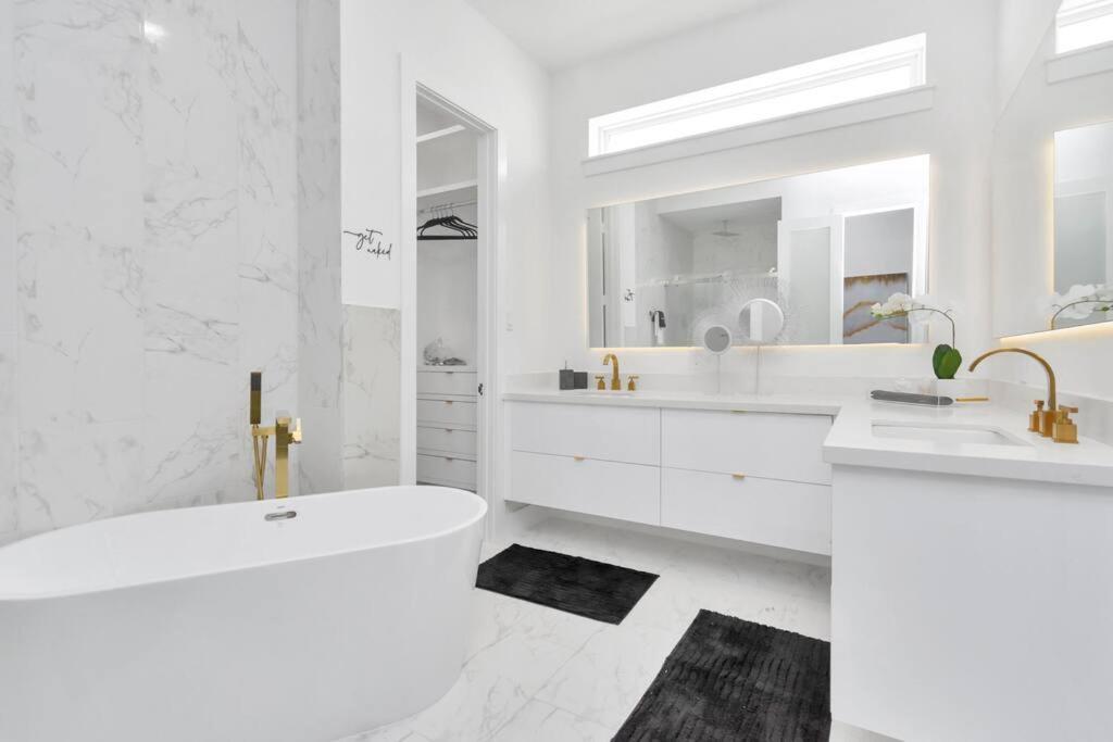 The Suite Spot! Downtown Skyline Views! Sleeps 12 Houston Buitenkant foto