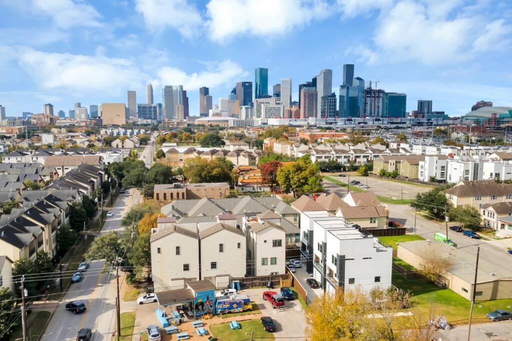 The Suite Spot! Downtown Skyline Views! Sleeps 12 Houston Buitenkant foto