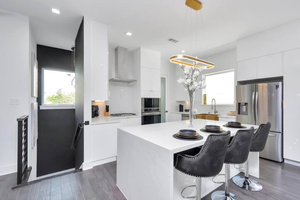 The Suite Spot! Downtown Skyline Views! Sleeps 12 Houston Buitenkant foto