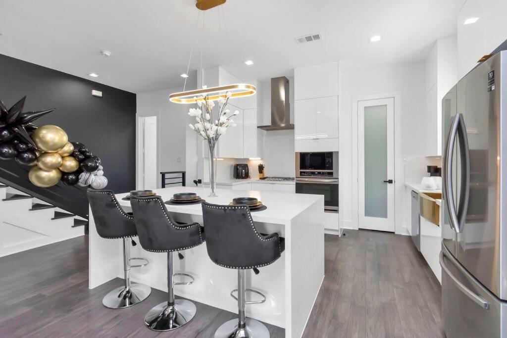 The Suite Spot! Downtown Skyline Views! Sleeps 12 Houston Buitenkant foto